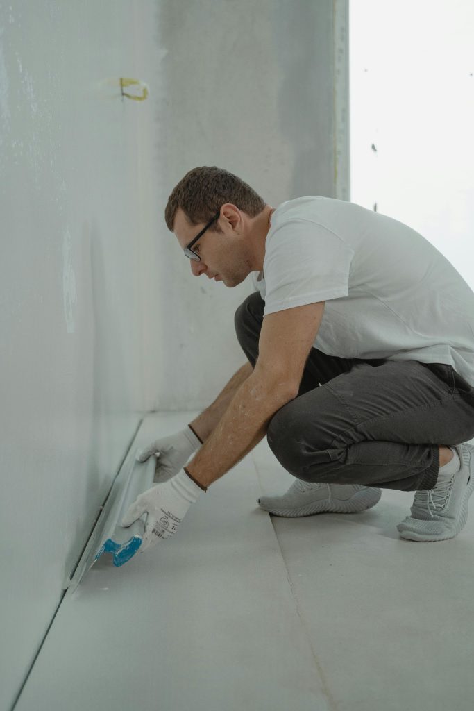 hombre midiendo una pared