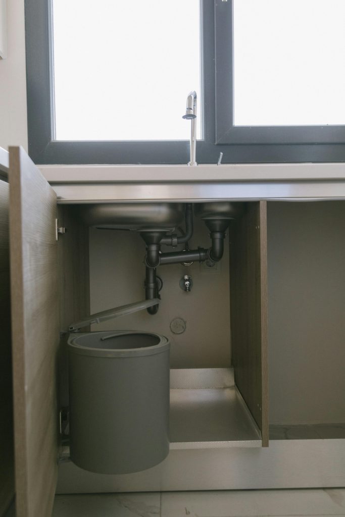 tubería de lavabo en un baño