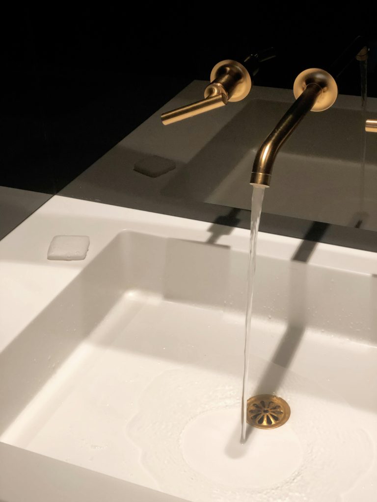grifo de agua abierto