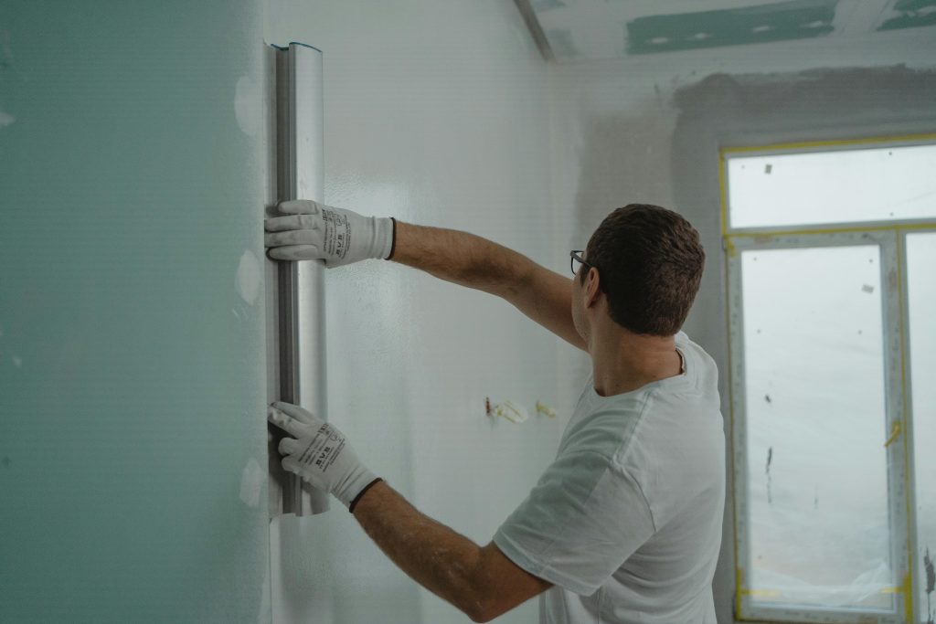 hombre resanando pared