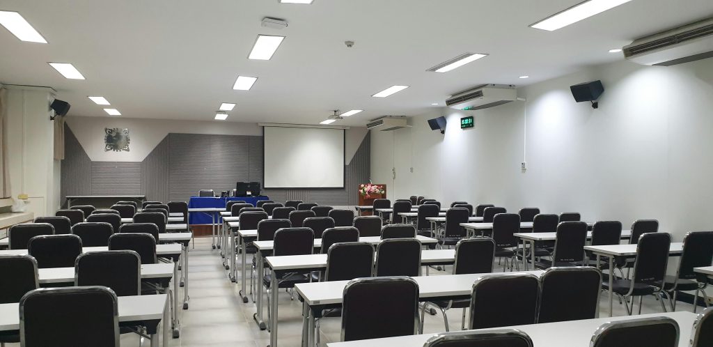 salón de clases con aire acondicionado instalado